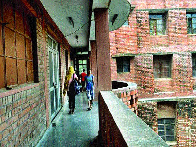  JNU hostels, morning dawns, security guards enters girls rooms, anger among students | जेएनयूतील वसतिगृहांची भल्या पहाटे झाडाझडती, मुलींच्या खोल्यांमध्ये घुसले सुरक्षा रक्षक, विद्यार्थ्यांत संताप