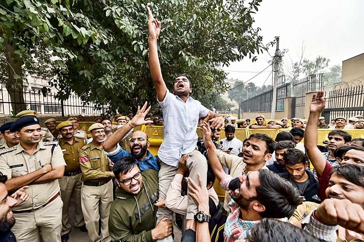 Why are students from across the country & in New Delhi angry & on road? | रस्त्यावर उतरलेले दिल्लीसह देशातले विद्यार्थी का चिडलेत?