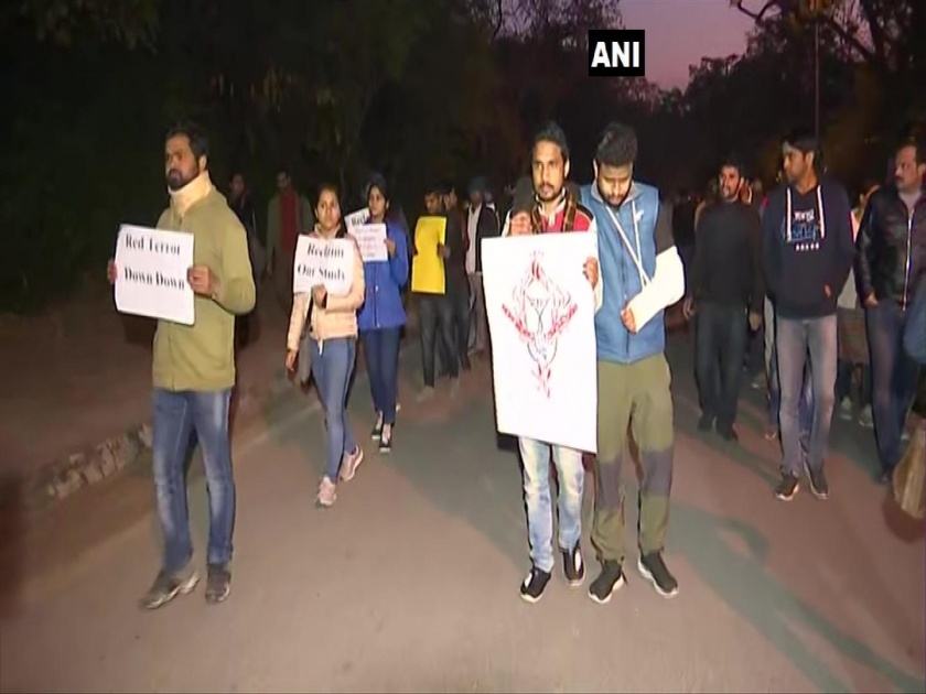 JNU Attack: Students of JNU hold protest in the campus | JNU Attack : हल्ल्याच्या निषेधार्थ विद्यार्थी उतरले रस्त्यावर 
