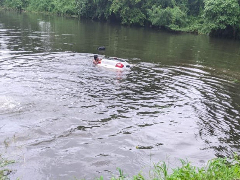 On the Mumbai-Goa highway, a speeding car sank in a lake; No casualties were reported | मुंबई-गोवा महामार्गावर भरधाव वेगाने जाणारी कार तलावात बुडाली; जीवितहानी टळली