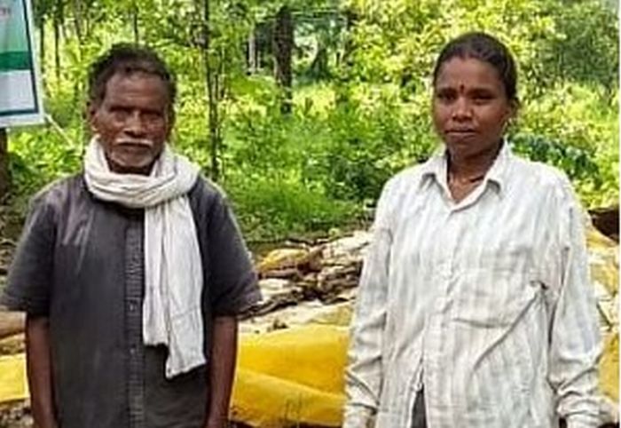 A family in Bhandara district is looking for shelter under the cover of tears | भंडारा जिल्ह्यातले एक बहुरुपी कुटुंब आसवांच्या पांघरुणात शोधतोय निवारा