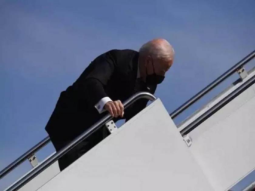 watch us president joe biden falls thrice while boarding air force one white house | विमानाच्या पायऱ्या चढताना तीनवेळा घसरले जो बायडेन; व्हाईट हाऊसनं दिलं स्पष्टीकरण