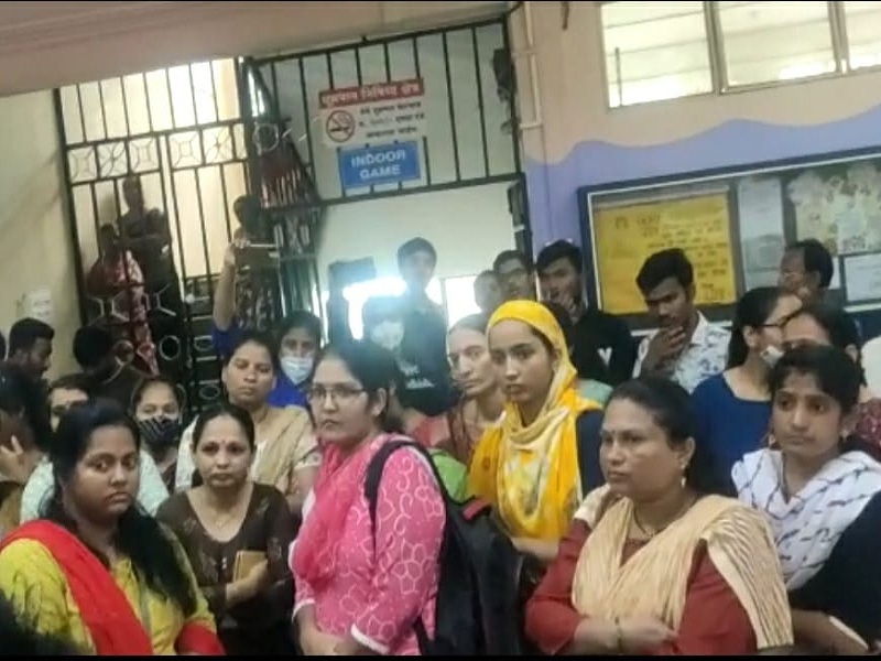 Pune: Confusion at P.Jog school in Kothrud over CBSE results; Parents are aggressive | पुणे: सीबीएसई निकालावरून कोथरूडमधील पी.जोग शाळेत गोंधळ; पालक आक्रमक