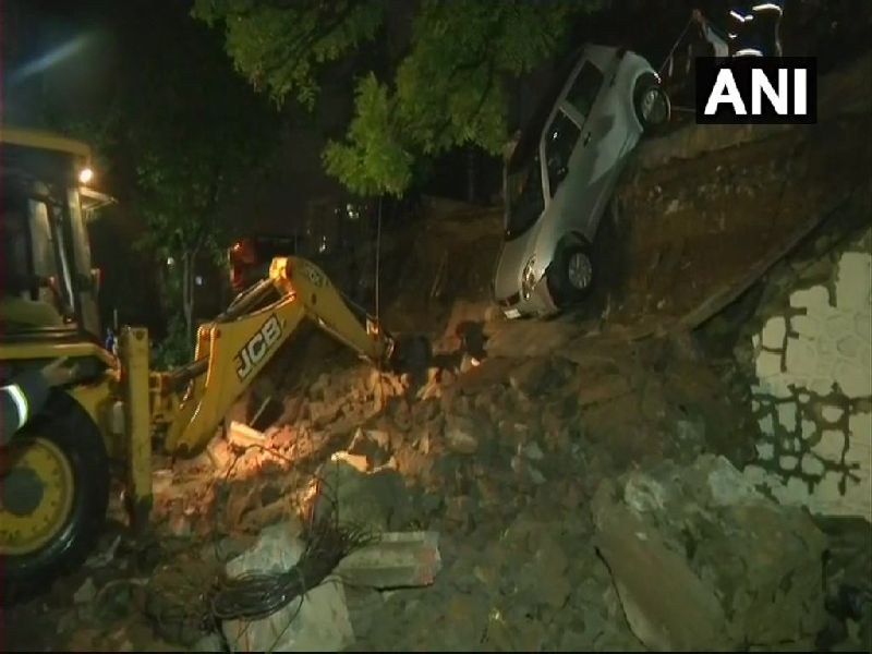 Building wall collapsed in Jogeshwari, 6 cars and a bicycle damage | जोगेश्वरीत इमारतीची संरक्षण भिंत कोसळली, 6 कार आणि एका दुचाकीचे नुकसान