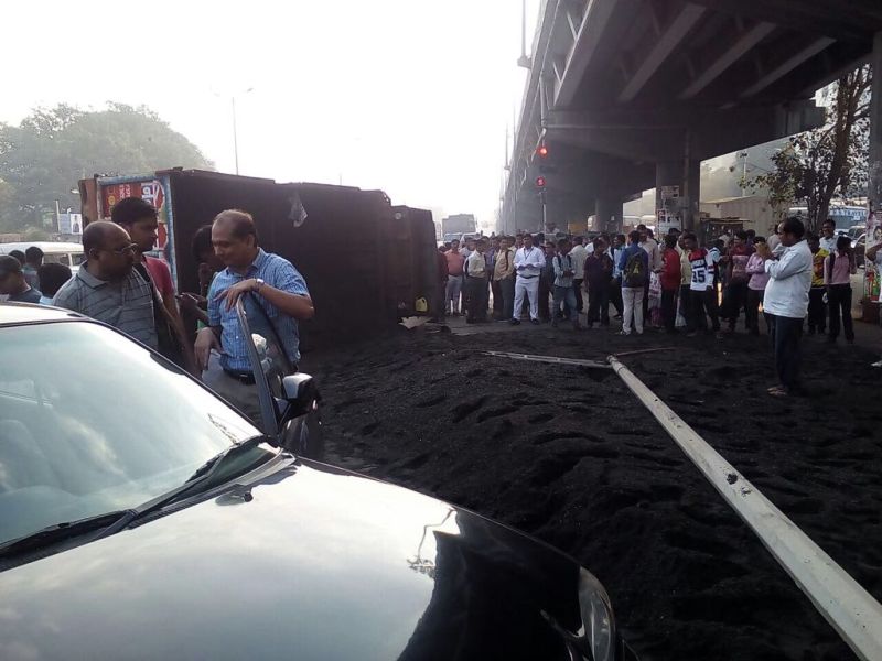 Mumbai: Strange odds on Jogeshwari-Vikhroli link road, 5 to 6 vehicles lost due to truck loading | मुंबई : जोगेश्वरी-विक्रोळी लिंक रोडवर विचित्र अपघात, रेतीचा ट्रक उलटल्यानं 5 ते 6 गाड्यांचं नुकसान