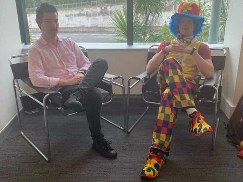 This man being fired brings emotional support clown to meeting in New Zealand | 'त्याला' नोकरीहून काढणार होता बॉस; सोबत घेऊन गेला जोकर, पण का?