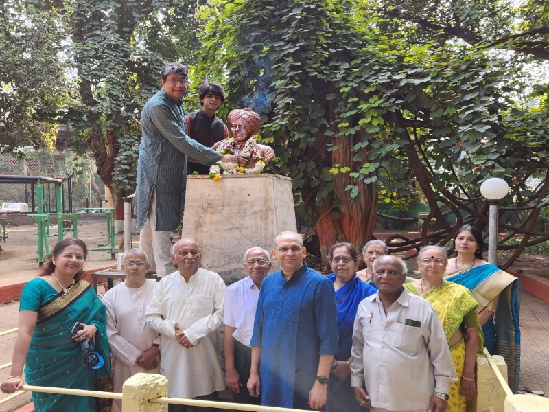 Family members of Pt Bhimsen Joshi offering floral wreath to the statue of Sawai Gandharva | सवाई गंधर्व यांच्या पुतळयाला पं भीमसेन जोशी यांच्या कुटुंबियांकडून पुष्पहार अर्पण