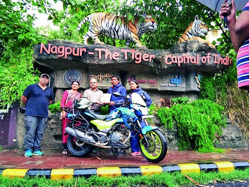 Das couples travel to India for save tigers | वाघ वाचविण्यासाठी दास दाम्पत्याचे भारतभ्रमण