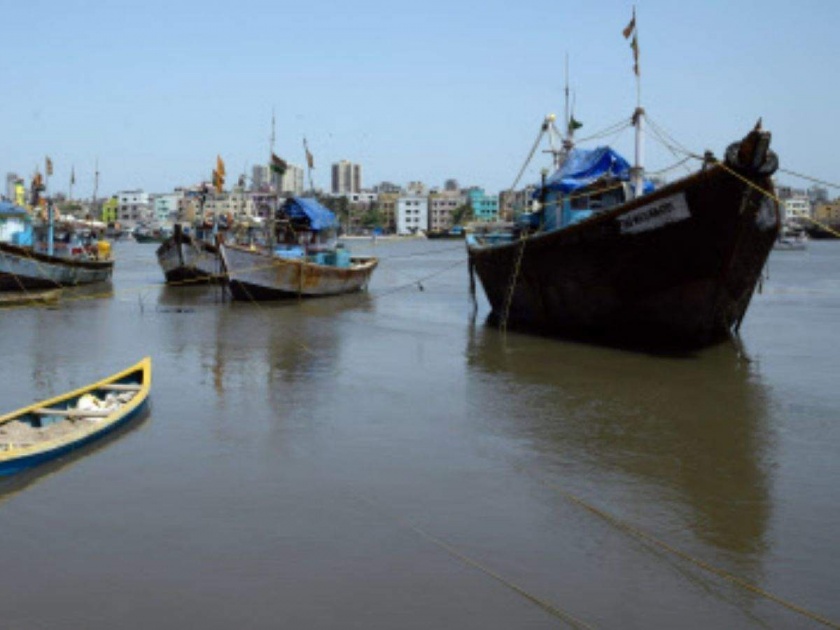 Bhainder's Devsandesh Fisherman's boat capsized in the deep sea, leaving 15 people stranded | भाईंदरची देवसंदेश मच्छिमार बोट खोल समुद्रात बिघडल्याने बोटीसह 15 जण अडकले 