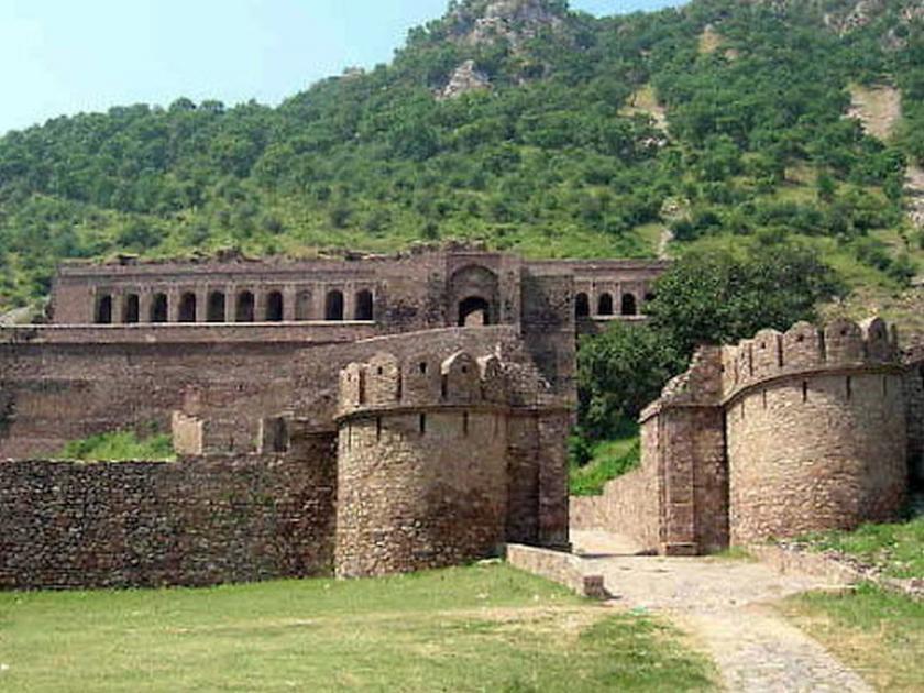 Tourism adventurous asirgarh fort of burhanpur, best for travel myb | कसलीही वाट न पाहता, फिरण्यासह ट्रेकिंगच्या अनुभवासाठी 'या' किल्ल्याला भेट द्या