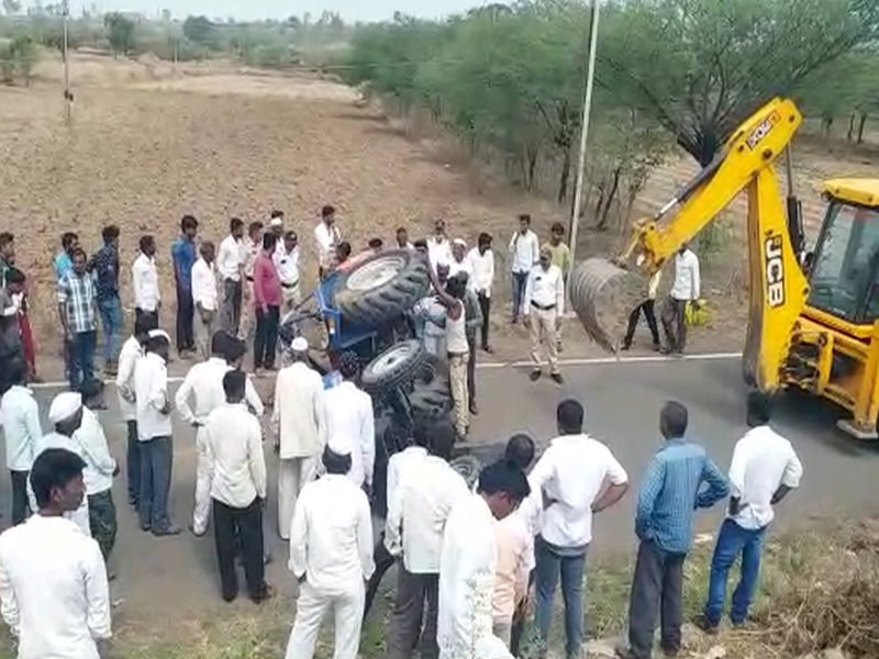In Sangamner, a tractor overturned, killing one person on the spot; Incident on Pune-Nashik Highway | संगमनेरमधे ट्रॅक्टर उलटून एक जण जागीच ठार; पुणे-नाशिक महामार्गावरील घटना