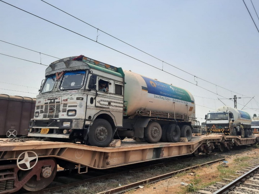 Gujarat's Oxygen Express reaches Kalamboli; Addition of 45 metric tons of oxygen | गुजरातची ऑक्सिजन एक्सप्रेस कळंबोलीत पोहचली; ४५ मेट्रीक टन ऑक्सिजनची भर