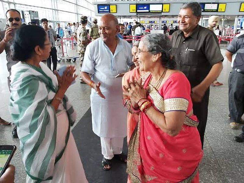 'Mamata banerjee rushed to see Jashodaben in kolkata airport, gifted Sari to jashodaben | जशोदाबेन यांना पाहताच दीदींची 'ममता' धावली, विमानतळावर साडी भेट दिली  