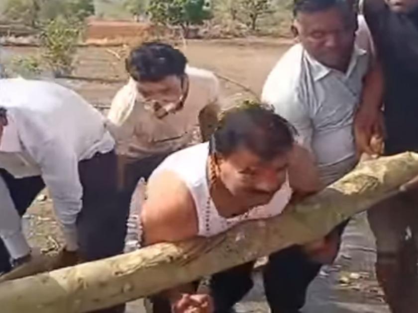 Video: Shiv Sena MLA Sanjay Gaikwad Clear road tree fall in Cyclone in Buldhana | Video: सेवेठायी तत्पर...! शर्ट काढला, झाड बाजुला केले; शिवसेना आमदार संजय गायकवाडांचा असाही 'अवतार'