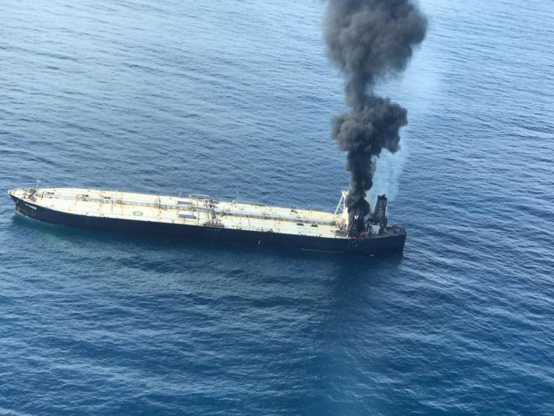 Oil tanker coming to India catches fire in Sri Lankan sea | भारतात येणाऱ्या तेलवाहू जहाजास श्रीलंका समुद्रात भीषण आग; २४ खलाशांपैकी एक जण बेपत्ता