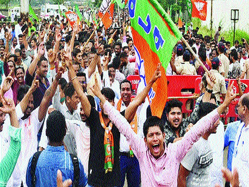 Maharashtra Election 2019: shiv sena vishwanath mahadeshwar Loss in Vandre east | महाराष्ट्र निवडणूक निकाल 2019 : मातोश्रीच्या अंगणात बंडखोरीचा फटका, आपापले गड राखण्यात युतीला यश