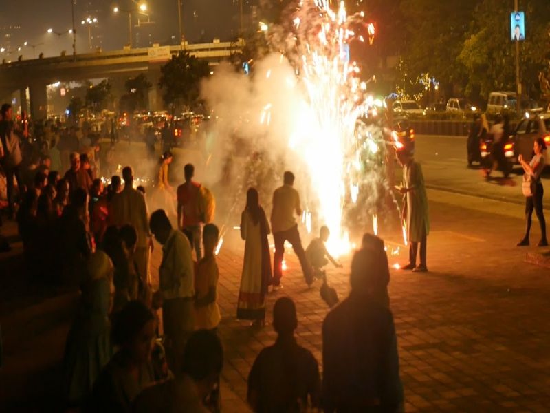 Beware if firecrackers explode on Diwali | दिवाळीत फटाके फोडाल तर खबरदार; महापालिका आणि पोलिसांकडून हाेणार कारवाई