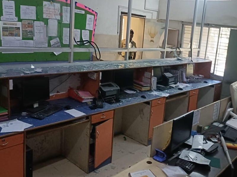 'No hall ticket without fee payment...' vandalized at JSPM's school office in Wagholi | 'फी भरल्याशिवाय हॉल तिकीट नाही...' वाघोलीतील JSPM च्या शाळेचे कार्यालय फोडले