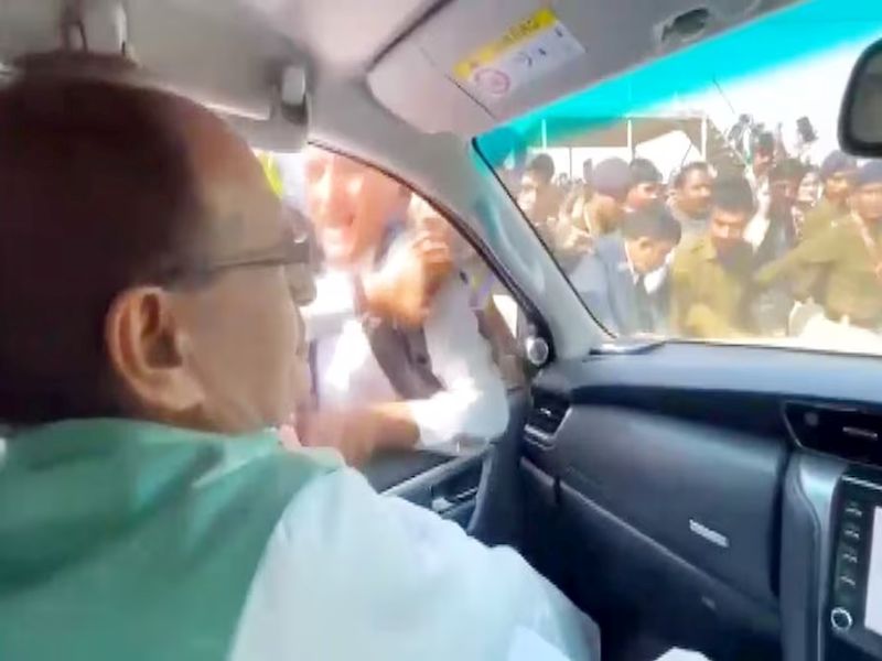 Shivraj Singh Chauhan's car surrounded; Supporters chanted 'Mama-Mama' | शिवराज सिंह चौहान यांच्या गाडीला घेराव; समर्थकांनी दिल्या 'मामा-मामा'च्या घोषणा
