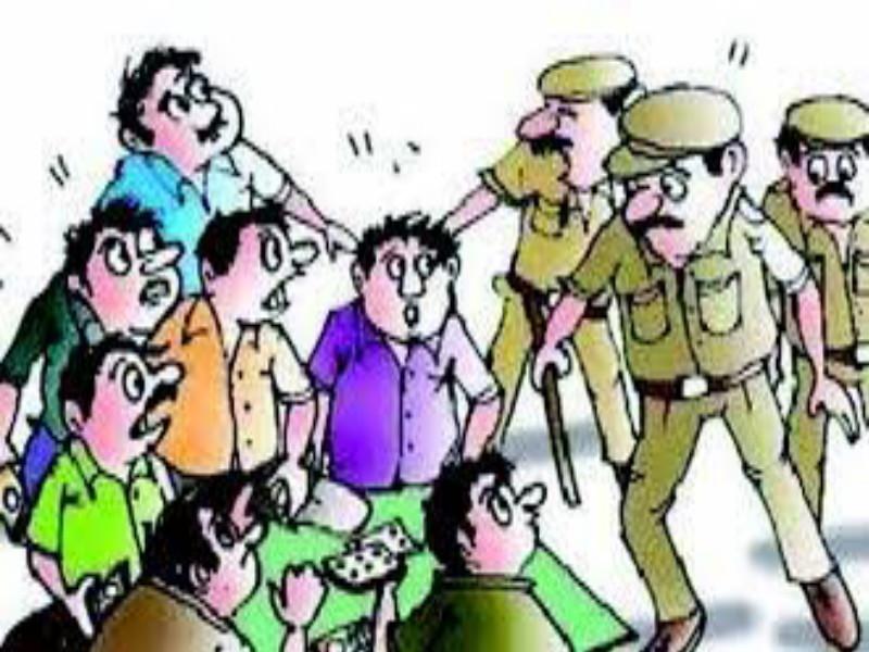Police raid on baramati; Ten people have been charged | जुगार अड्ड्यावर पोलिसांची धाड; दहा जणांवर गुन्हा दाखल