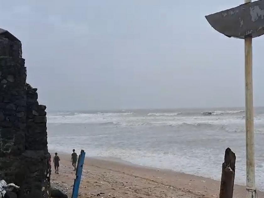 Two drowning people were rescued by lifeguards at Mumbai's Juhu Beach | मुंबईतील जुहू बीचवर बुडणाऱ्या दोघा जणांना जीवरक्षांनी वाचवले