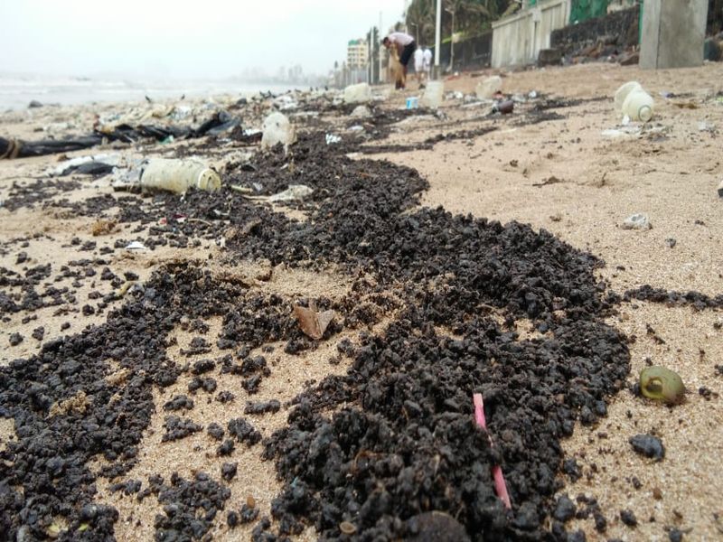 Oil tar balls widely in Juhu beach | जुहू बीचवर मोठ्या प्रमाणात वाहून आले ऑइल टार बॉल