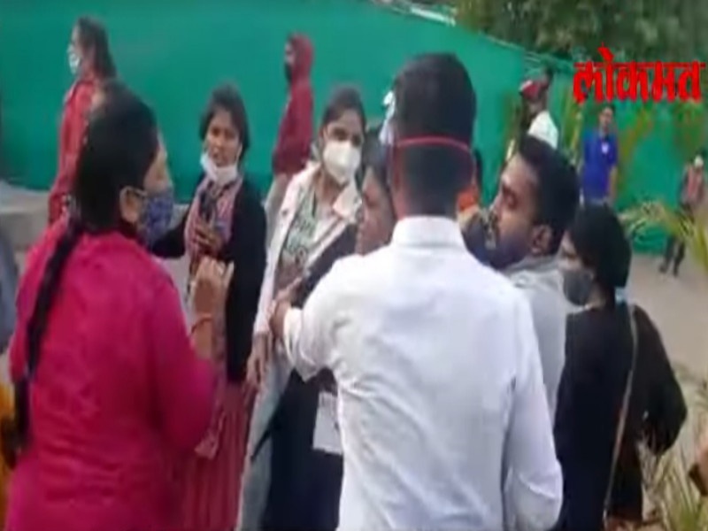 Security guards and health workers clashed at the Jumbo Covid Center in Pune | Video : पुण्यातील जम्बो कोविड सेंटरमध्ये तुफान राडा; सुरक्षारक्षक आणि आरोग्य कर्मचारी भिडले 