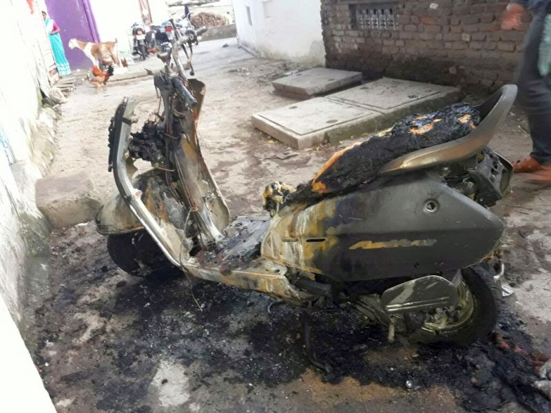 Two vehicles were burnt in the old market | पूर्व वैमनस्यातून जुनाबाजारात दोन वाहने जाळली