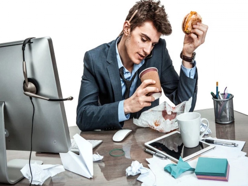 Eating Junk or Unhealthy food at office work can lead to lifestyle diseases says a study | ऑफिसमध्ये काम करताना जंक फूड खाण्याची सवय आहे? वेळीच व्हा सावध