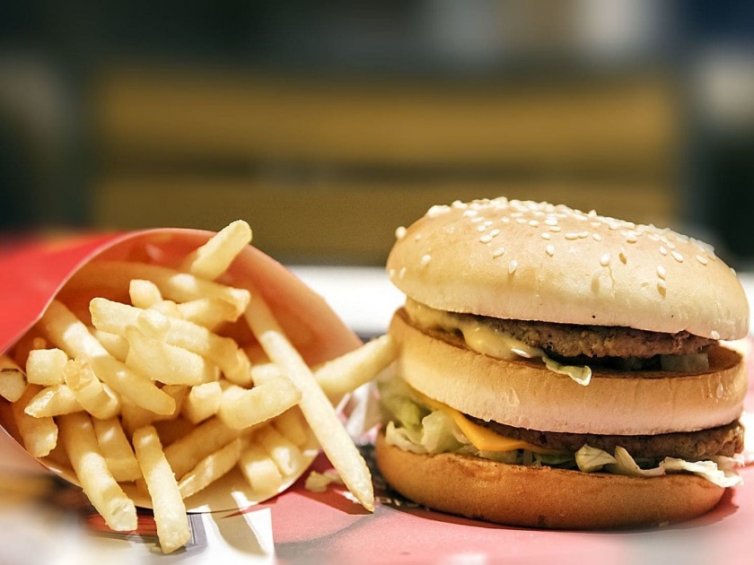 Study says junk food is deadlier than it was 30 years ago | ३० वर्षांआधीच्या तुलनेत बर्गर झालं अधिक अनहेल्दी - रिसर्च