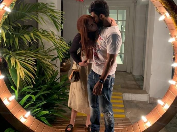 Indian badminton star jwala gutta dating 'actor'; Kissing photo went viral | ज्वाला गुट्टा 'या' अभिनेत्याबरोबर करतेय डेटिंग; किस करतानाचा फोटो झाला वायरल