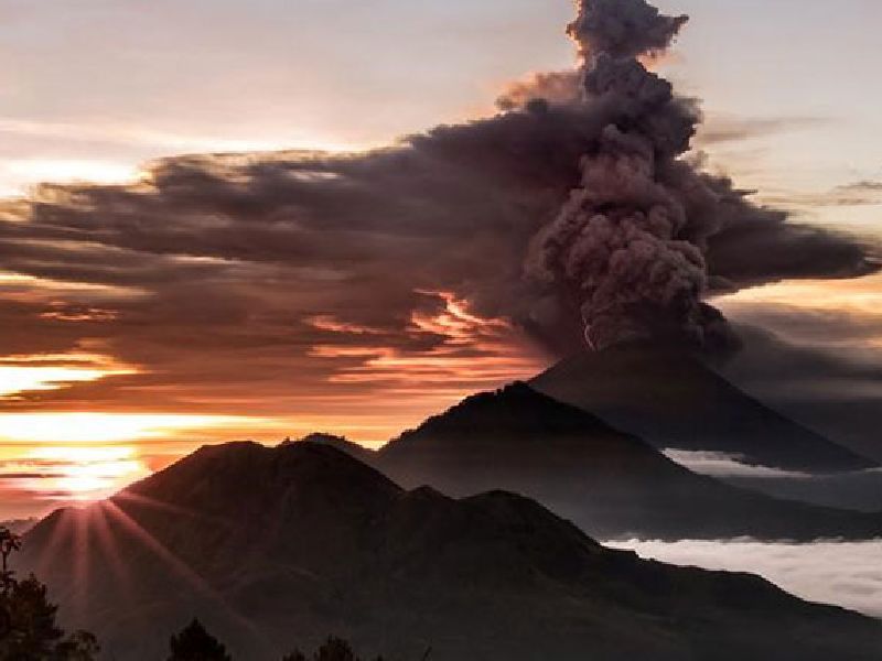 Volcanic eruption in Indonesia; Airport closure; Continue migrating people | इंडोनेशियात ज्वालामुखीचा उद्रेक; विमानतळ बंद; लोकांचे स्थलांतर सुरू