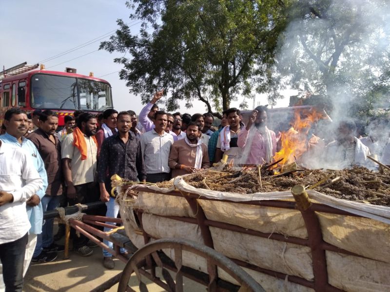 Agitation at Telhara Tehsil; Fury expressed by burning Shorghum | 'प्रहार'चे तेल्हारा तहसीलवर आंदोलन;  कणसाची बैलगाडी पेटवून व्यक्त केला रोष  