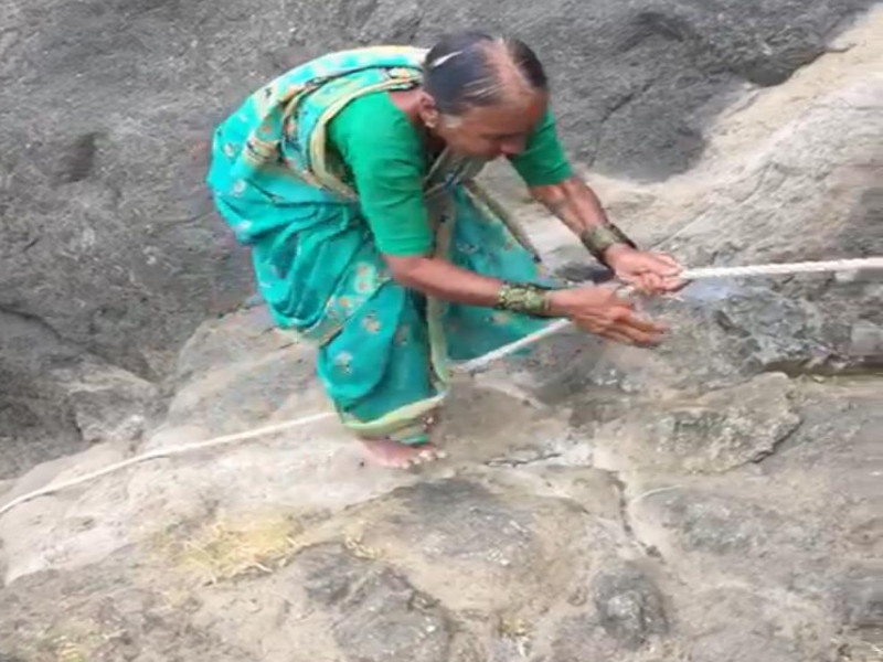 A 72 year senior citizen from Junnar taluka visited Jeevdhan fort | Video: कौतुकास्पद! जुन्नर तालुक्यातील ७२ वर्षीय तरुणीने सर केला जीवधन किल्ला
