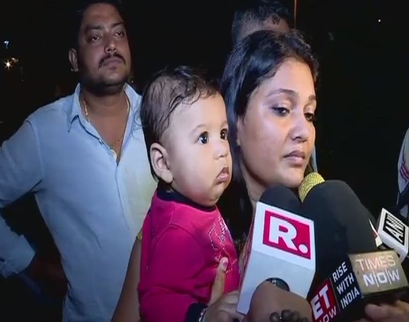 Breastfeeding mom's car towed away by traffic cops | VIDEO - बाळाला स्तनपान करत असताना वाहतूक पोलीसाने गाडी नेली उचलून! मुंबईतील धक्कादायक घटना