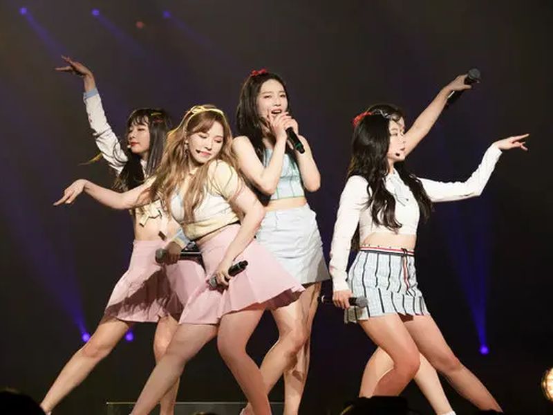 South Korea tries to limit lookalike k pop stars influence fails | पॉप स्टारमुळे साऊथ कोरियाची वाढली डोकेदुखी, सरकार सापडलं अजब संकटात!