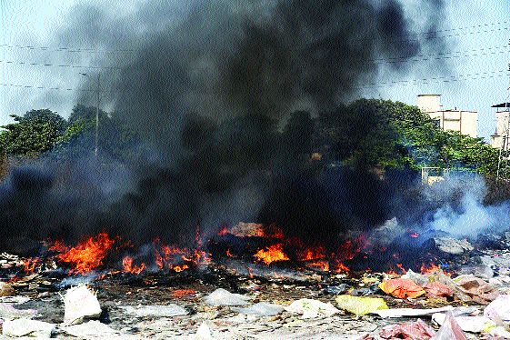 The trash fire in the lawn | करंजाडेत कचऱ्याला आग