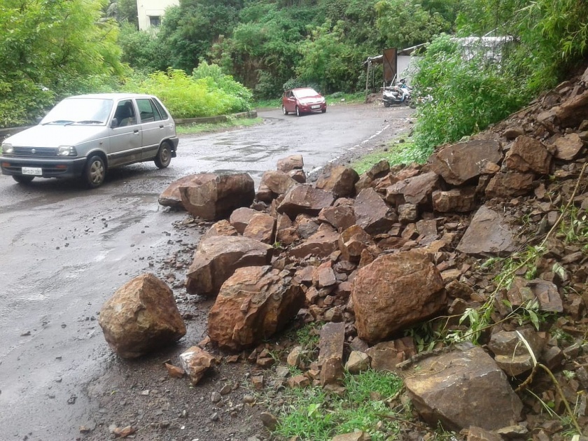 landslide hits yavteshwar kas road | यवतेश्वर -कास रस्त्यावर दरड कोसळली
