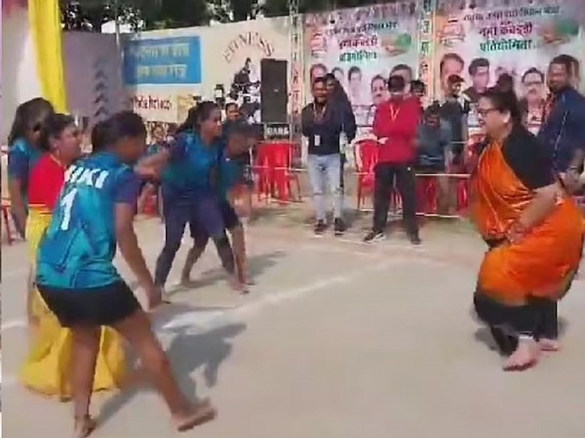 BJP mayor pramila pandey played kabaddi with young girls, everyone was speechless after seeing the tactics of 'Revolver Amma' | तरुणींसोबत भाजपाच्या महापौर खेळल्या कबड्डी, ‘रिवॉल्व्हर अम्मां’चे डावपेच पाहून सारेच अवाक्  
