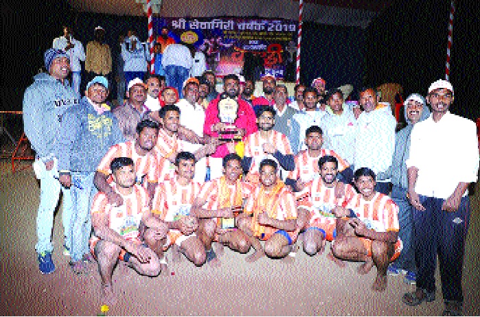 Pune's Sinhagad Sanghvi Sanghigiri Manchari - State's renowned 42 teams participate | पुण्याचा सिंहगड संघ सेवागिरी चषकाचा मानकरी-राज्यातील नामवंत ४२ संघांचा सहभाग