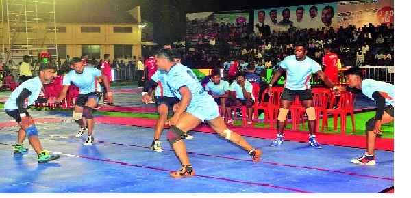  Chhatrapati Shivaji Maharaj Trophy Kabaddi Tournament: Islampuri inauguration | यजमान सांगलीचा अहमदनगरवर विजय - छत्रपती शिवाजी महाराज चषक कबड्डी स्पर्धा : इस्लामपुरात उद्घाटन