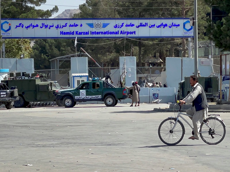 Taliban capture 3 gates at Kabul airport, US says | काबुल विमान तळावरील 3 गेट्सवर तालिबानचा कब्जा, अमेरिकेची माहिती