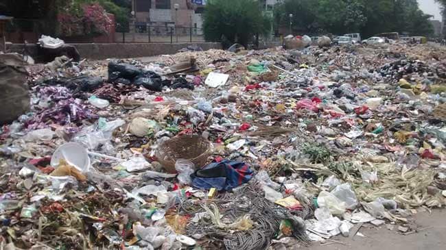  Cleanliness on the premises ... garbage in the village! | महालावर स्वच्छता... गावात कचरा !