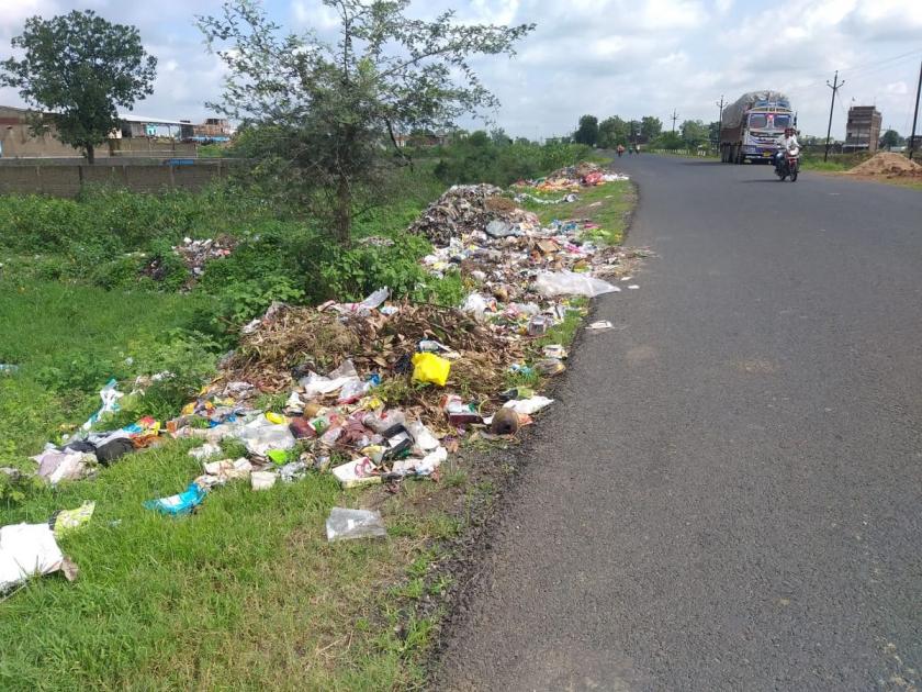 Gondia: Garbage on the roadsides in Gondia city, the problem of waste management remains unresolved | Gondia: गोंदिया शहरातील कचरा रस्त्यांच्या काठावर, कचरा व्यवस्थापनाचा प्रश्न सुटेना