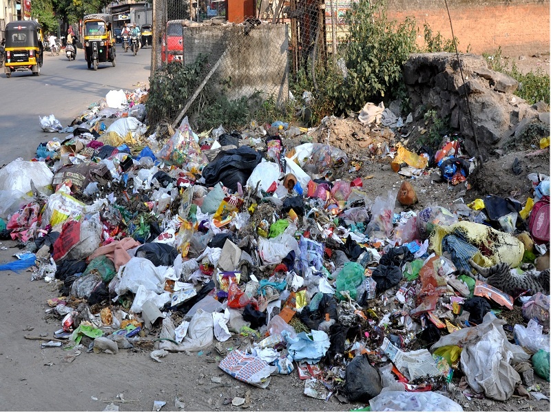 In Aurangabad, garbage was found in the streets | कुठे हटले, तर कुठे साचले कचऱ्याचे ढीग; औरंगाबादमध्ये गल्ल्यातील कचरा आला रस्त्यांवर 