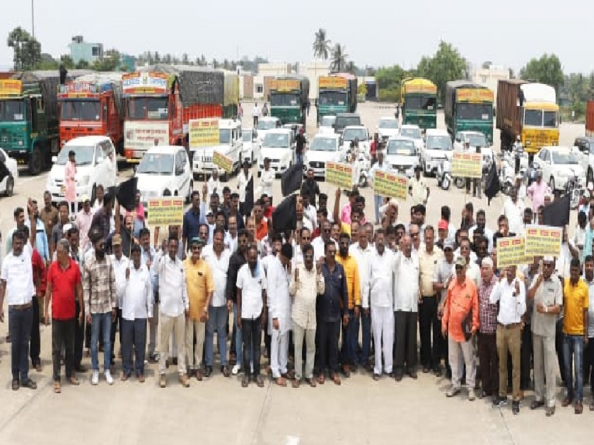 Lorry association's protest against the border check post at Kagal kolhapur | आयआरबी कंपनीसारखं हाकलून लावू; कागल येथील सीमा तपासणी नाक्याविरोधात लॉरी असोसिएशनचे आंदोलन
