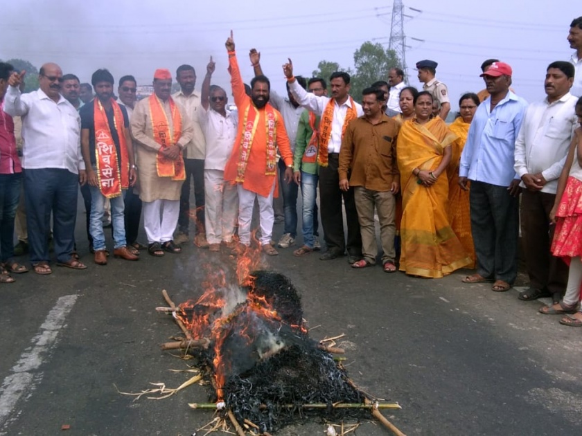 Shiv Sena agitation, Kaganjik symbolic statue cremated at Karnataka border | कर्नाटक सीमेवर शिवसेनेचे आंदोलन, कागलनजिक प्रतिकात्मक पुतळ्याची अंत्ययात्रा