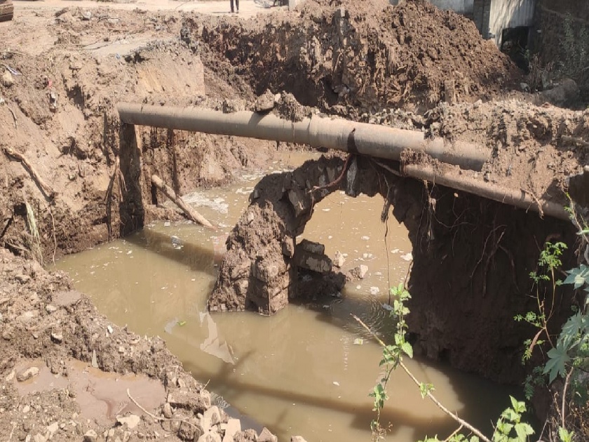 the water channel of the Kanher scheme burst during the work of the bridge In Satara, Water supply off for two days | Satara: पुलाच्या कामावेळीच कण्हेर योजनेची जलवाहिनी फुटली, दोन दिवसांपासून पाणीपुरवठा बंद