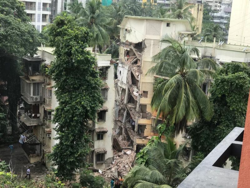 Part of Pooja Apartment Building collapsed on Khar Road No.17 | Mumbai Building Collapse : खारमध्ये पाच मजली इमारतीचा भाग कोसळला