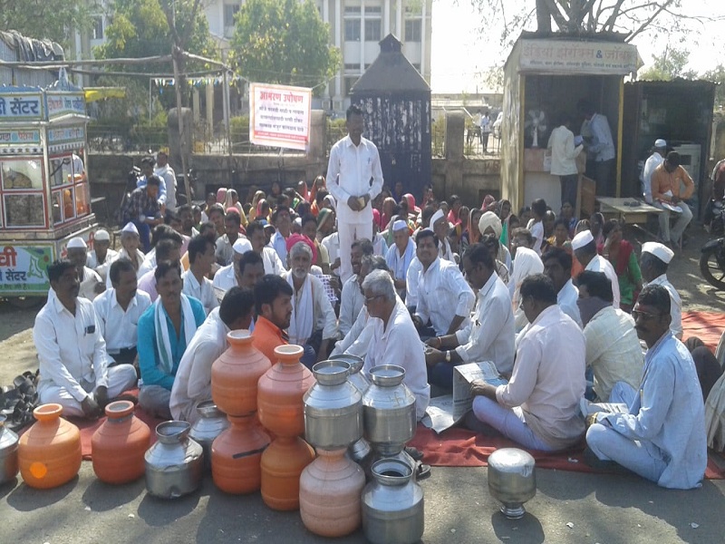 Movement in the office of the villagers of Kaij Tehsil for the demand of water tankers | टँकरच्या मागणीसाठी ग्रामस्थांचे केज तहसील कार्यालयात आंदोलन 